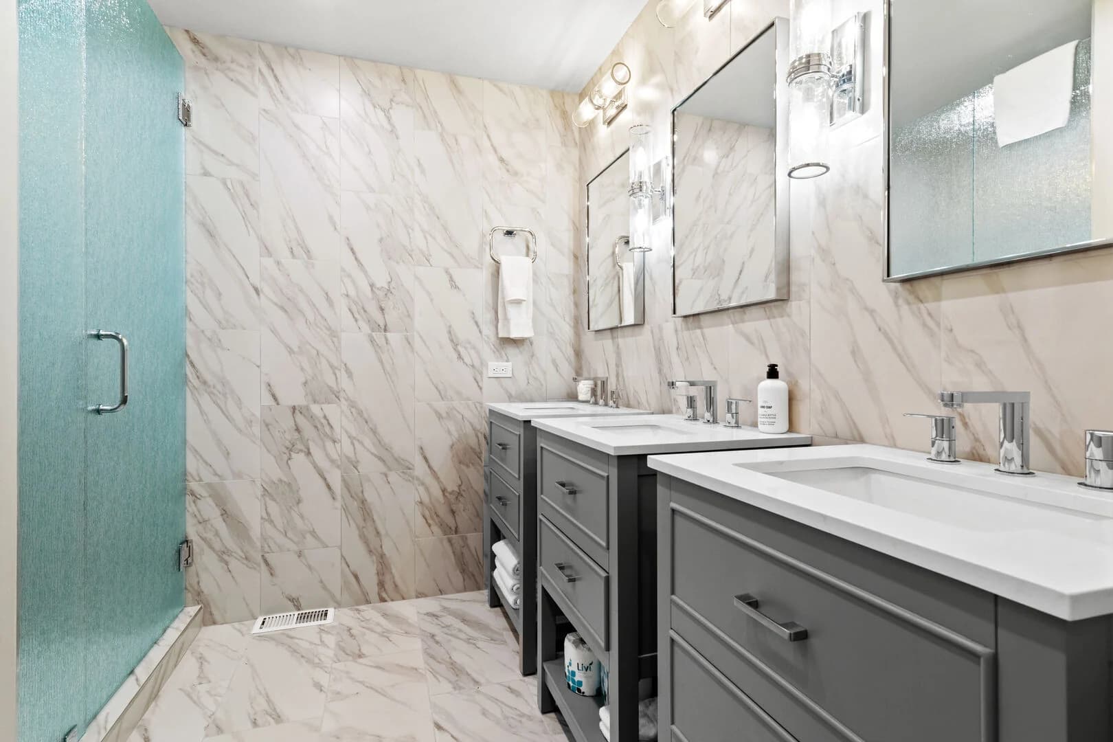 Bunk Room Bath--2 Showers