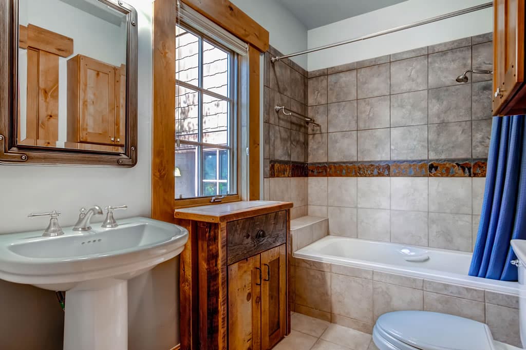 Bathroom - Hatari Lodge - Breckenridge Vacation Rental