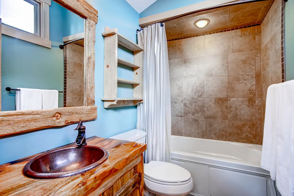 Hallway bathroom utilized by the King bedroom and loft beds - 4 O'Clock Lodge D26 Breckenridge Vacation Rental