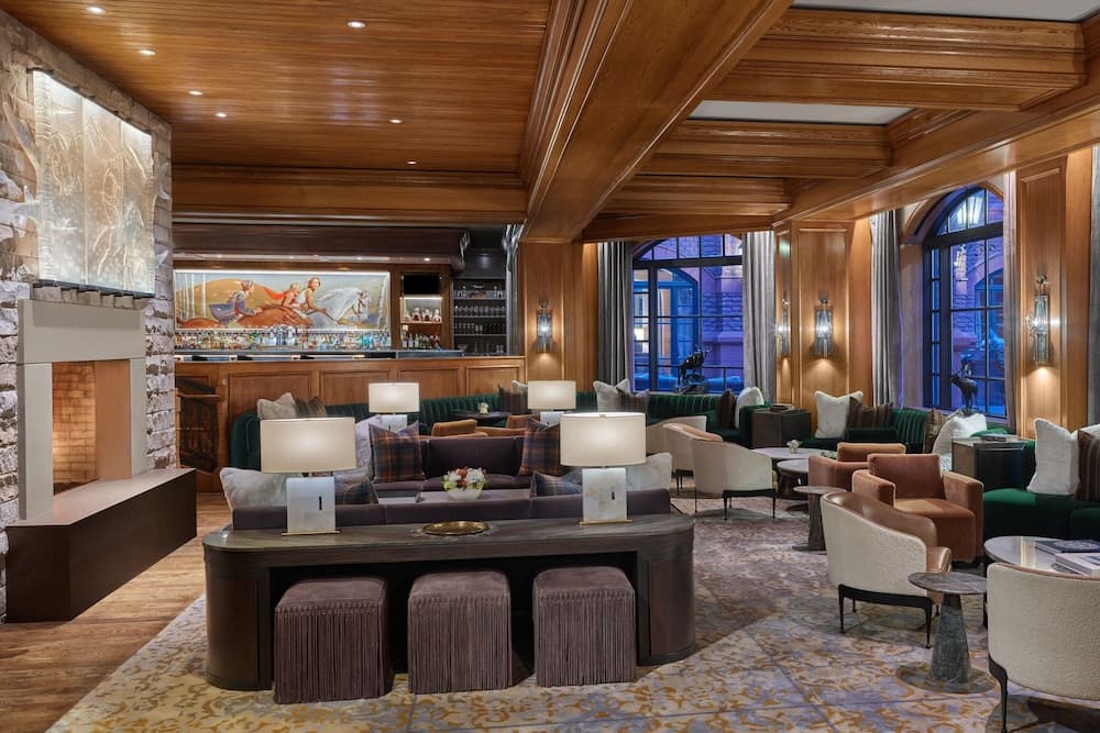 Lobby lounge