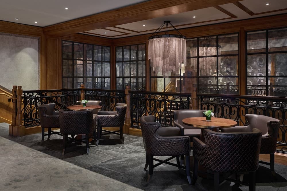 Lobby lounge