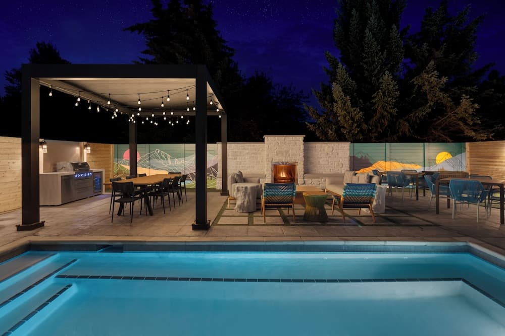 Indoor/outdoor pool