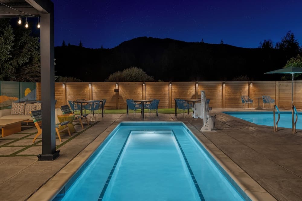 Exercise/lap pool