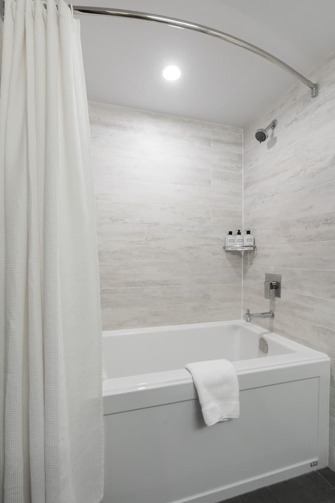 Deep soaking bathtub