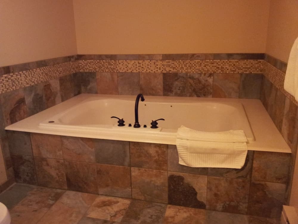 Jetted tub