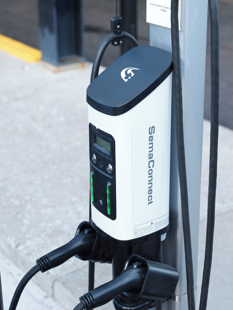 Electric vehicle charging station