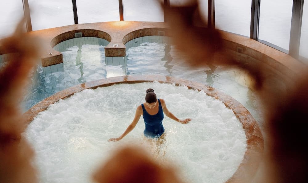 Indoor spa tub