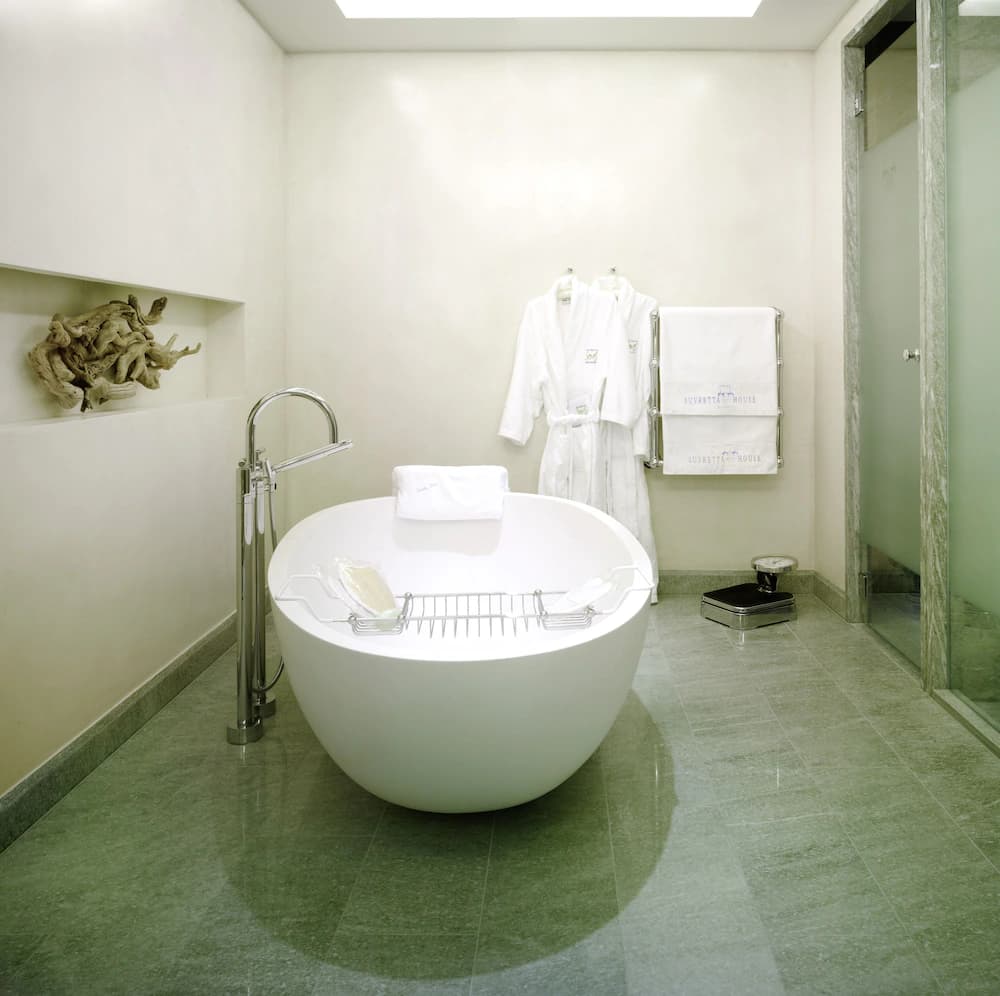 Deep soaking bathtub