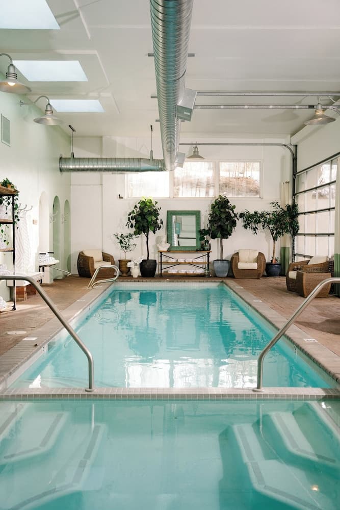 Indoor/outdoor pool