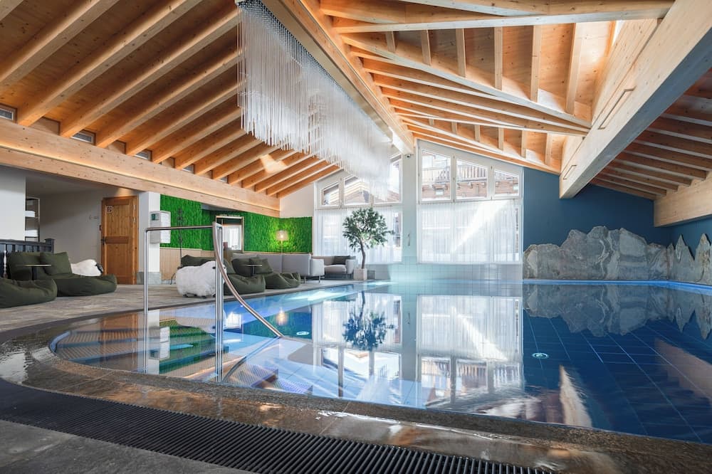 Indoor/outdoor pool