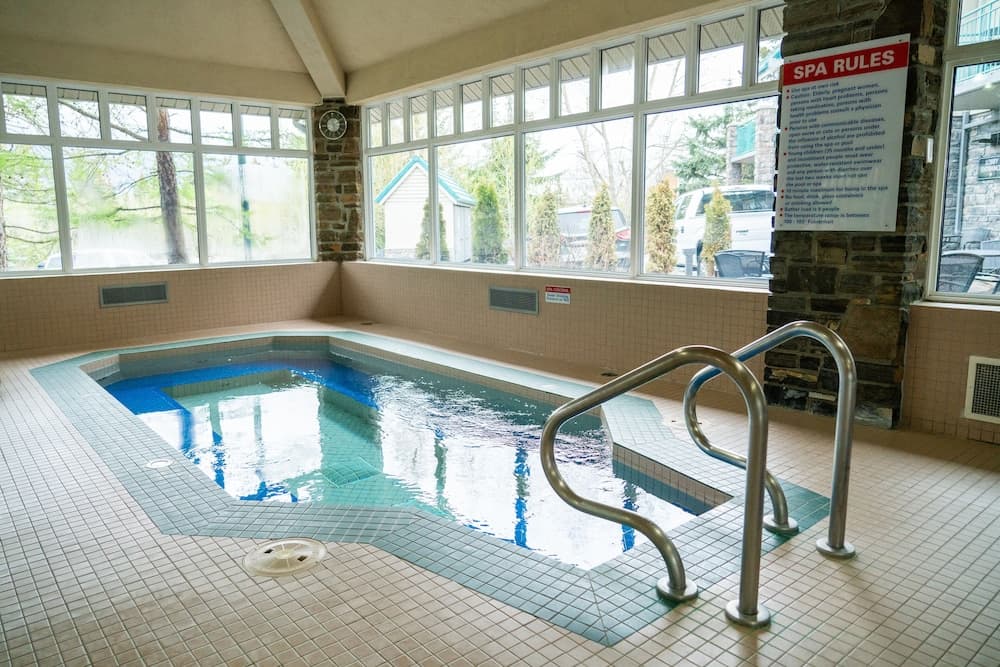 Indoor spa tub