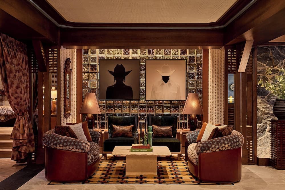 Lobby lounge