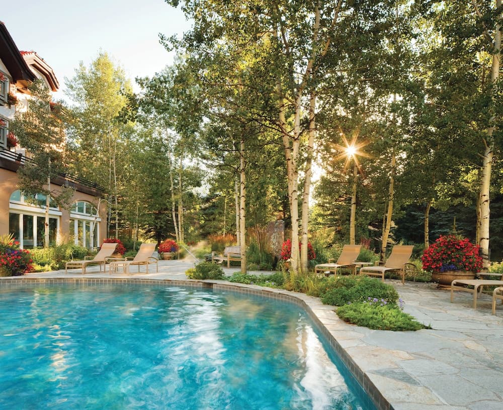 Indoor/outdoor pool