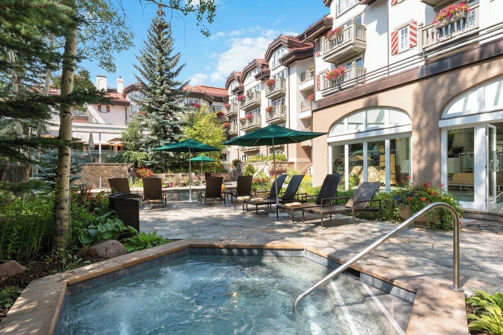Indoor/outdoor pool
