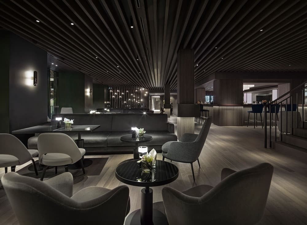 Lobby lounge