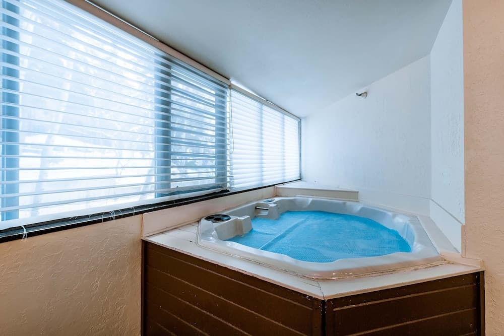 Private spa tub