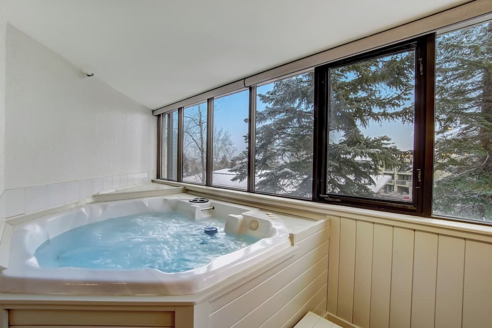 Private spa tub