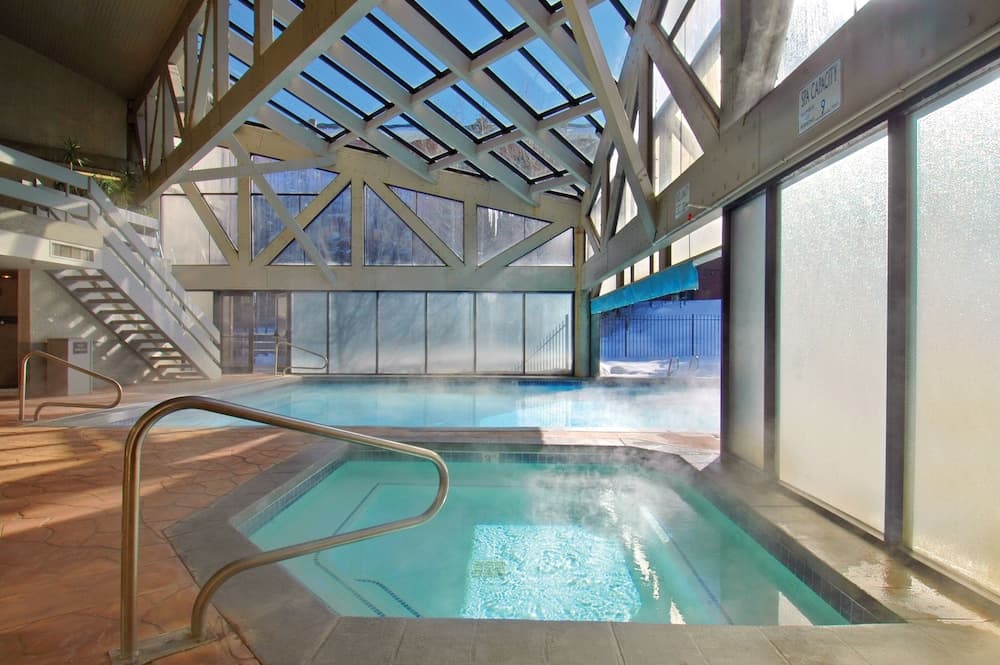 Indoor/outdoor pool