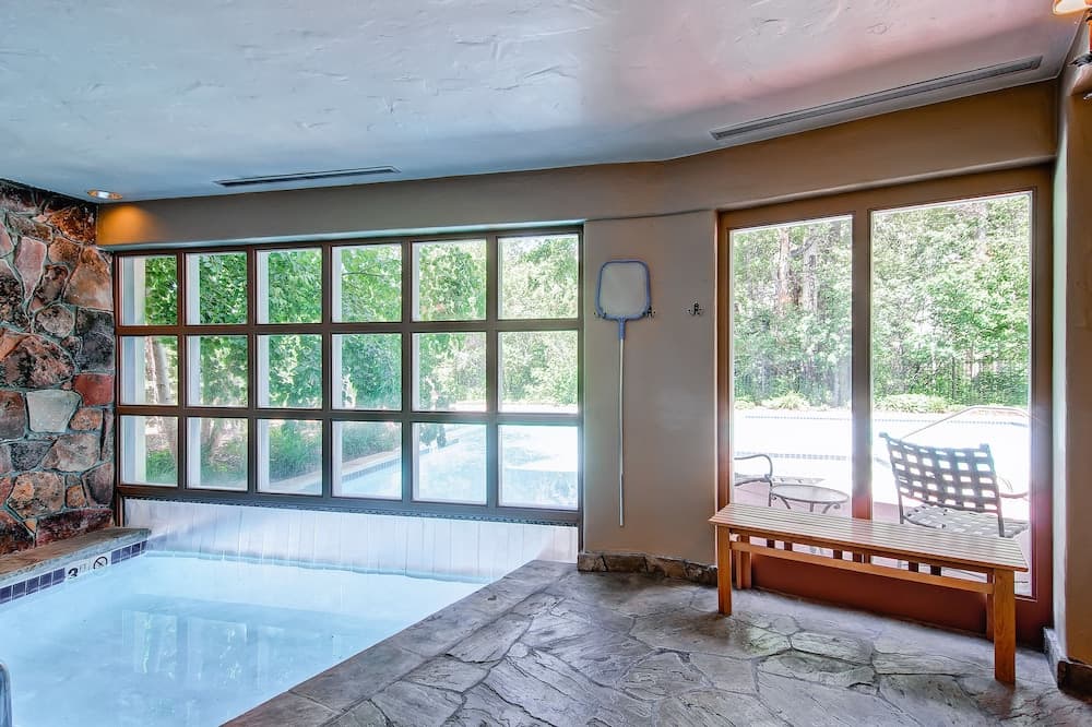 Indoor/outdoor pool
