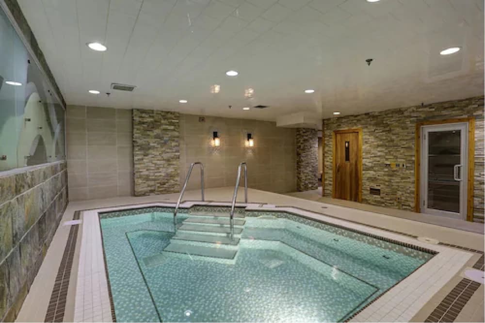 Indoor spa tub