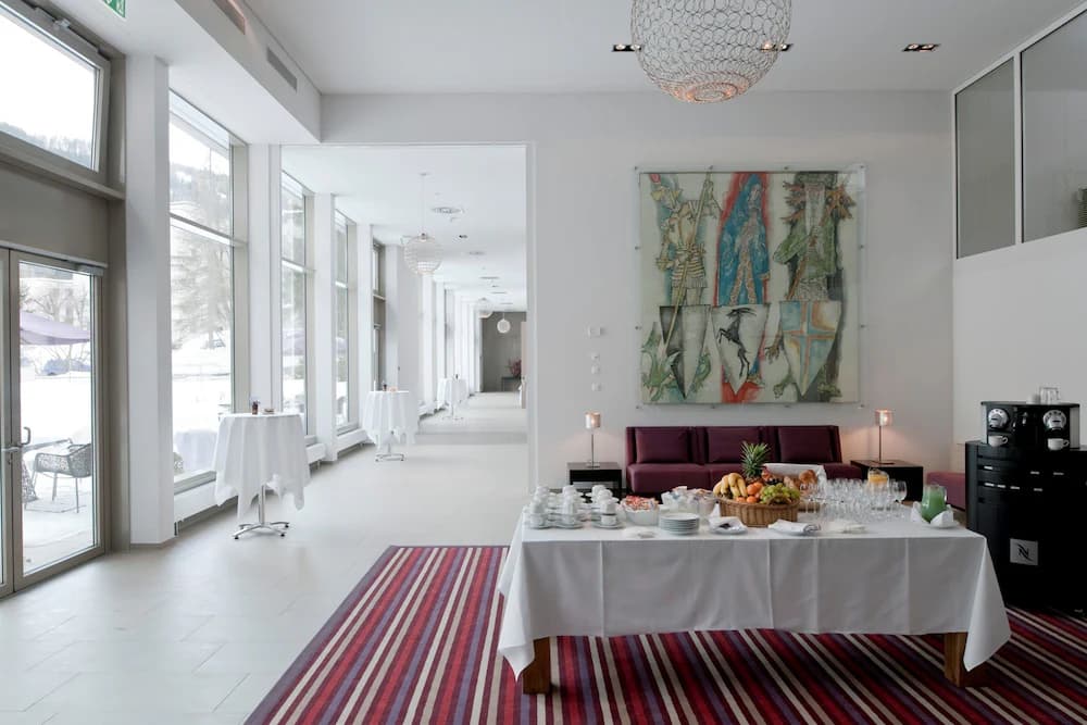 Lobby lounge
