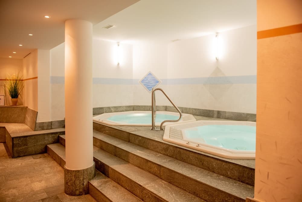 Indoor spa tub