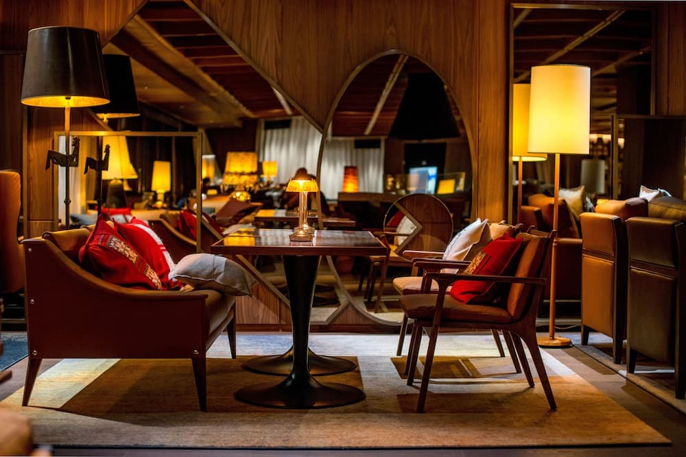 Lobby lounge