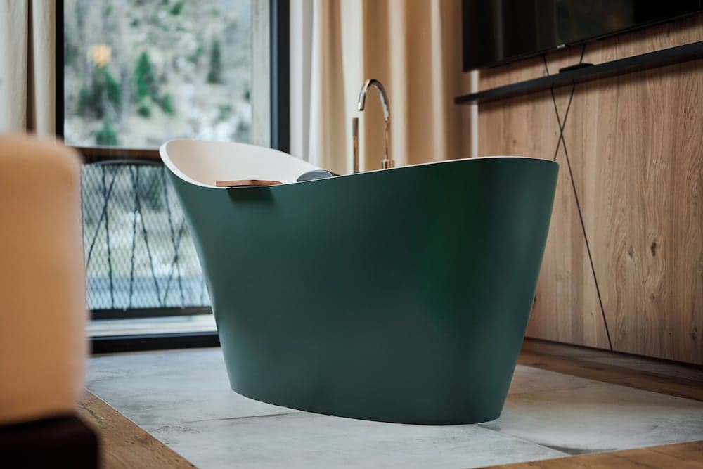 Deep soaking bathtub