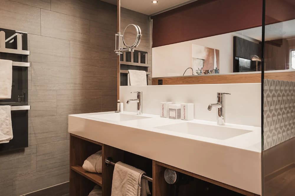 Deep soaking bathtub