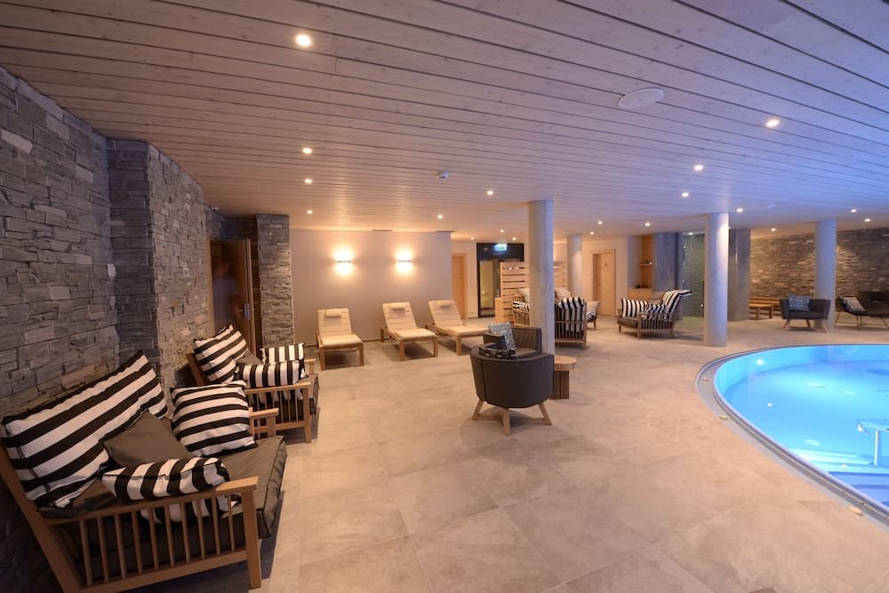 Indoor/outdoor pool