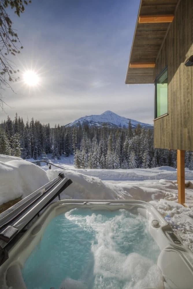 Private spa tub