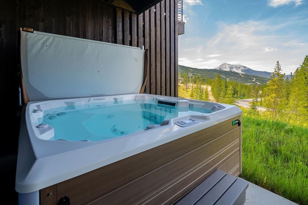 Private spa tub