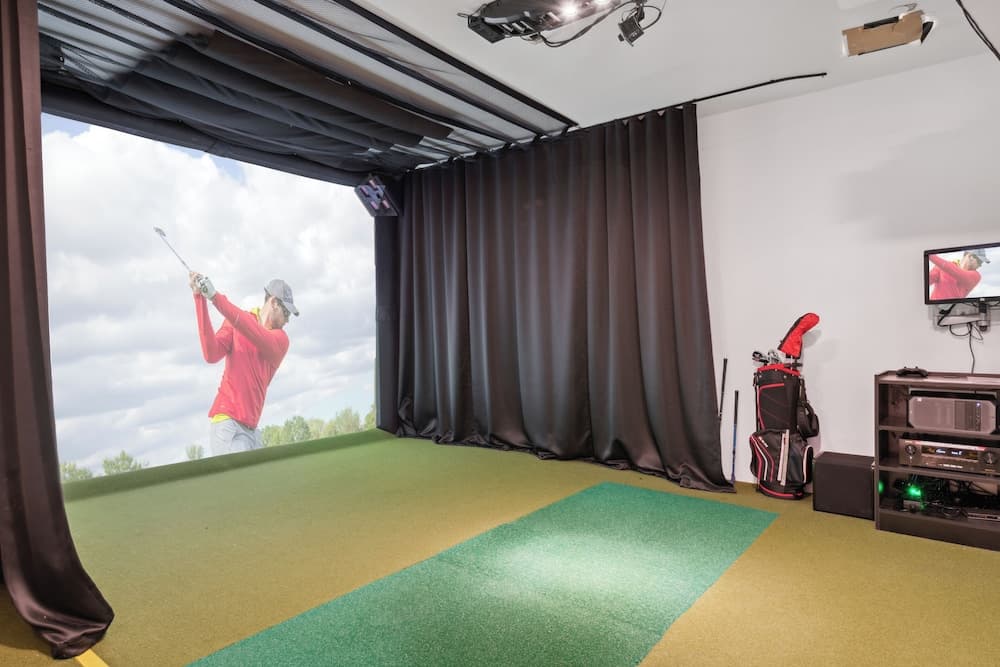 Indoor golf driving range