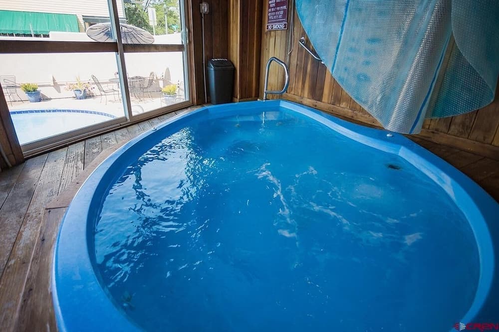 Indoor spa tub