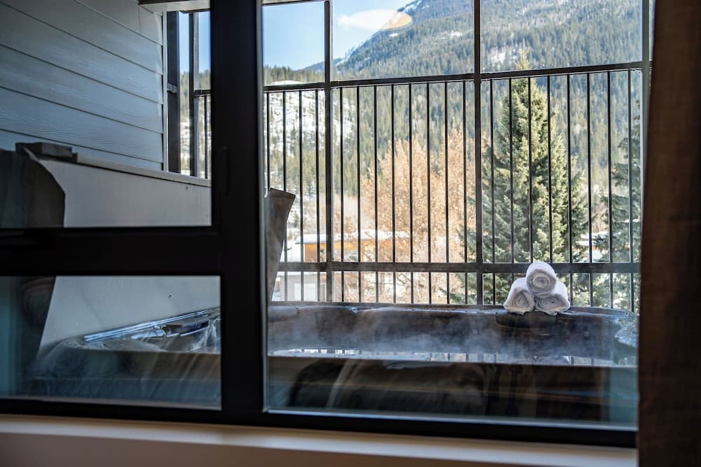 Private spa tub