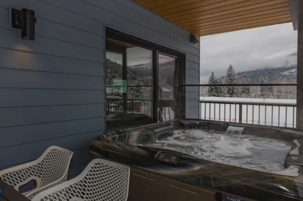 Private spa tub