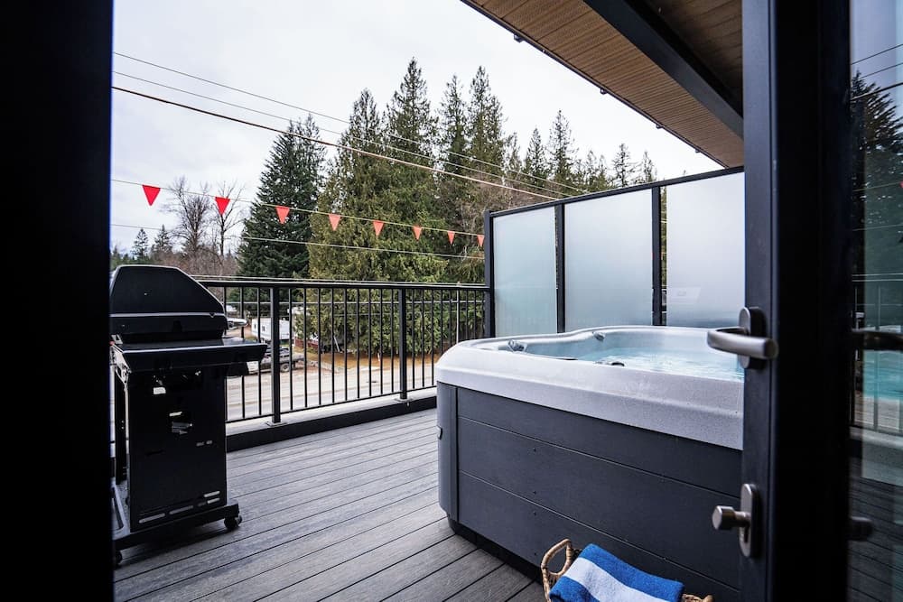Private spa tub