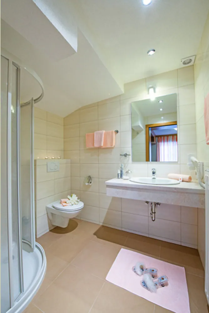 Deep soaking bathtub