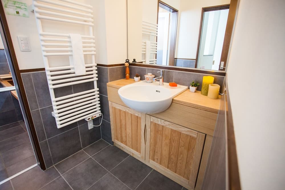 Bathroom sink