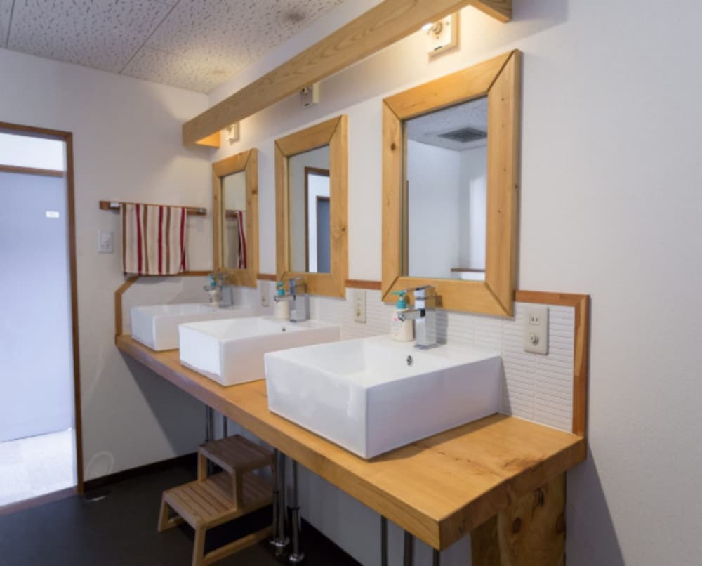 Bathroom amenities