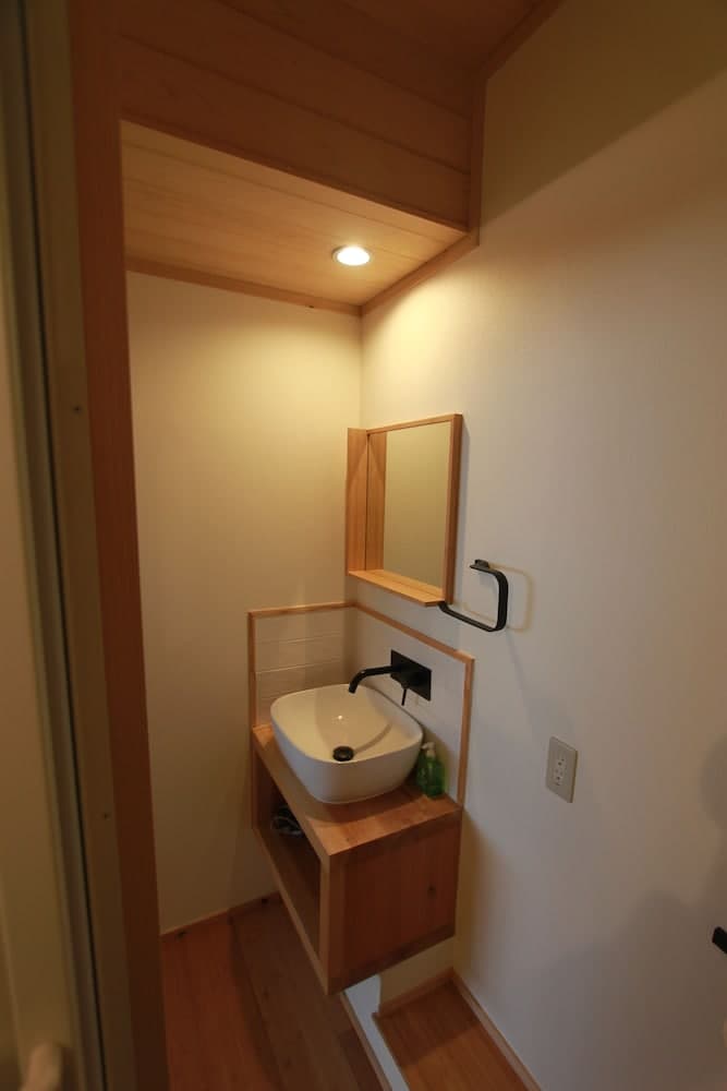Bathroom sink