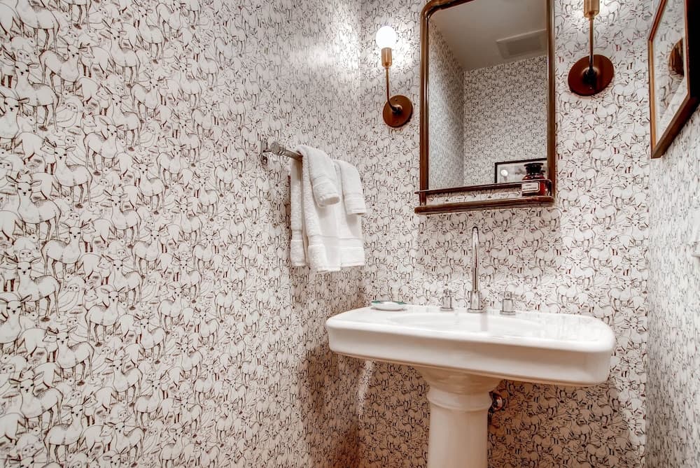 Bathroom sink