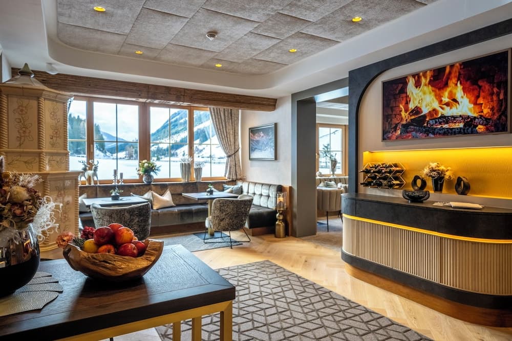 Lobby lounge