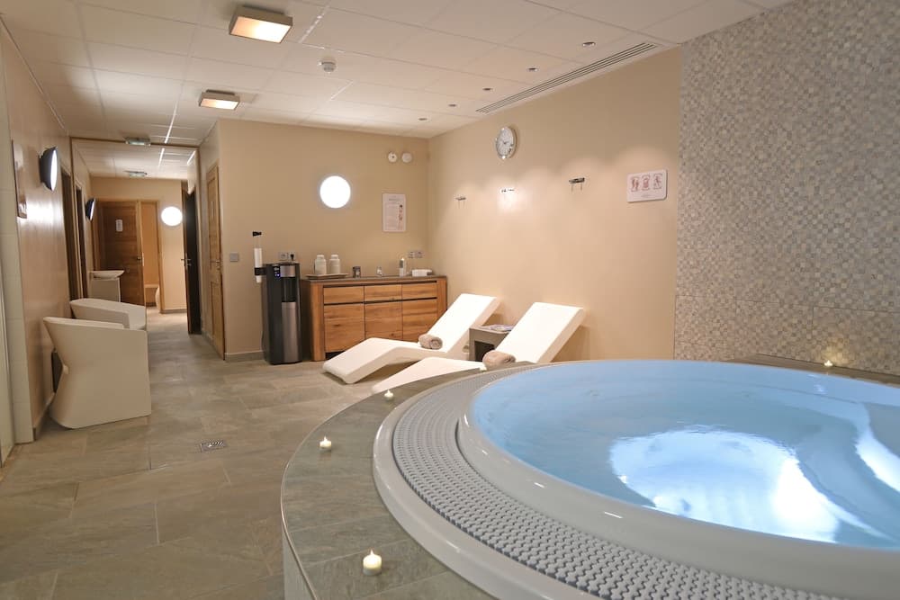 Indoor spa tub