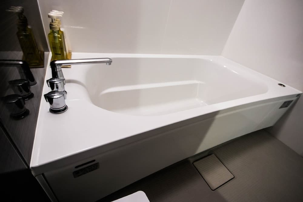 Deep soaking bathtub
