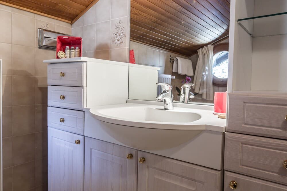 Bathroom sink