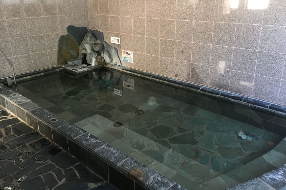 Indoor spa tub
