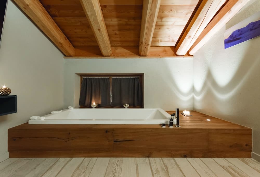 Jetted tub