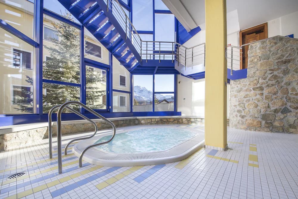 Indoor spa tub