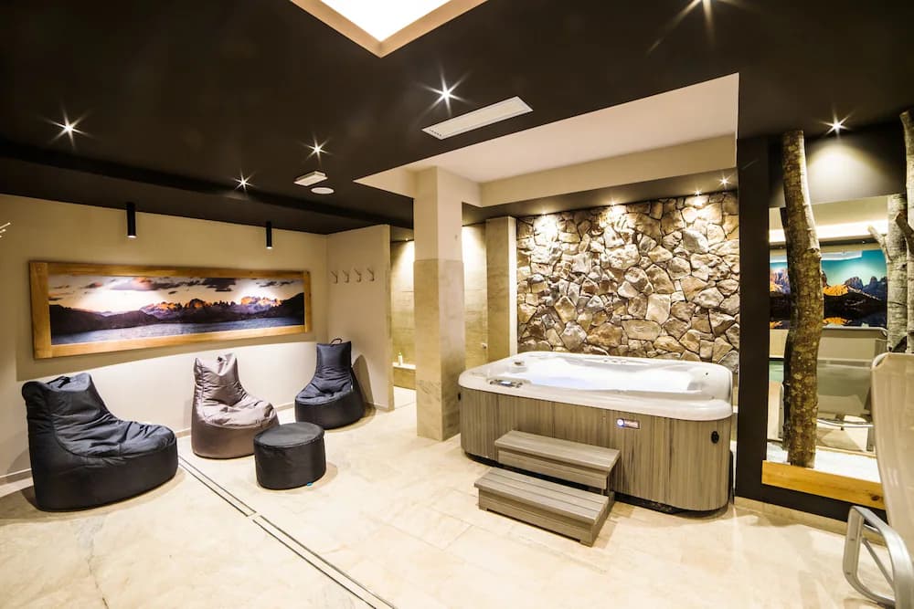 Indoor spa tub